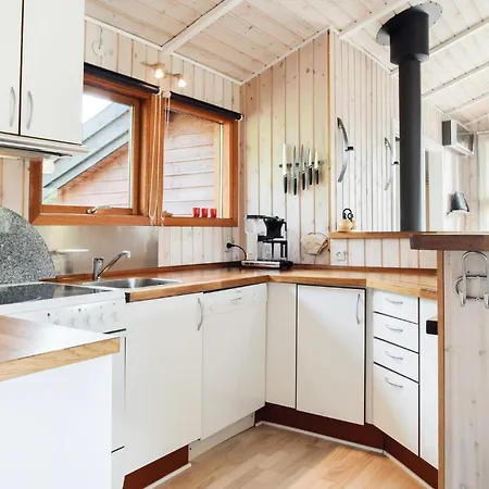 Holiday home 4 Bedroom Awesome In Tranekaer Skattebolle