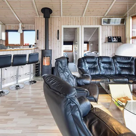 4 Bedroom Awesome Home In Tranekaer בית נופש *